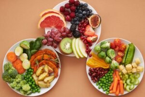 Pratos com frutas e vegetais variados representando alimentação saudável