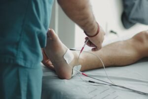 Profissional de saúde examinando o pé de um paciente diabético em ambiente clínico