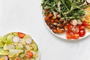 Pratos com vegetais e alimentos frescos e coloridos, representando alimentacao saudavel para cicatrizacao